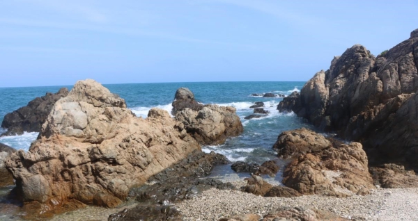 西岛上的花岗岩（其中发育辉绿岩脉） 海口海洋地质调查中心摄于2022年6月