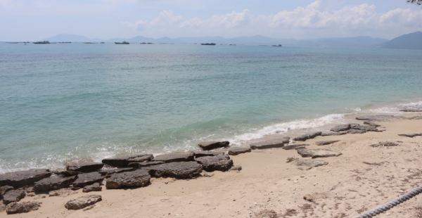 西岛西侧划定的网箱养殖区 海口海洋地质调查中心摄于2023年6月
